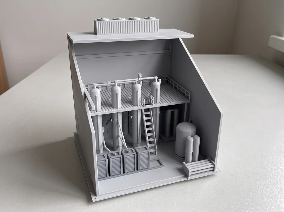 PLA-Materialstudie einer größeren H₂-Baugruppe mit technischen Komponenten, Leitungen und Tragwerk.